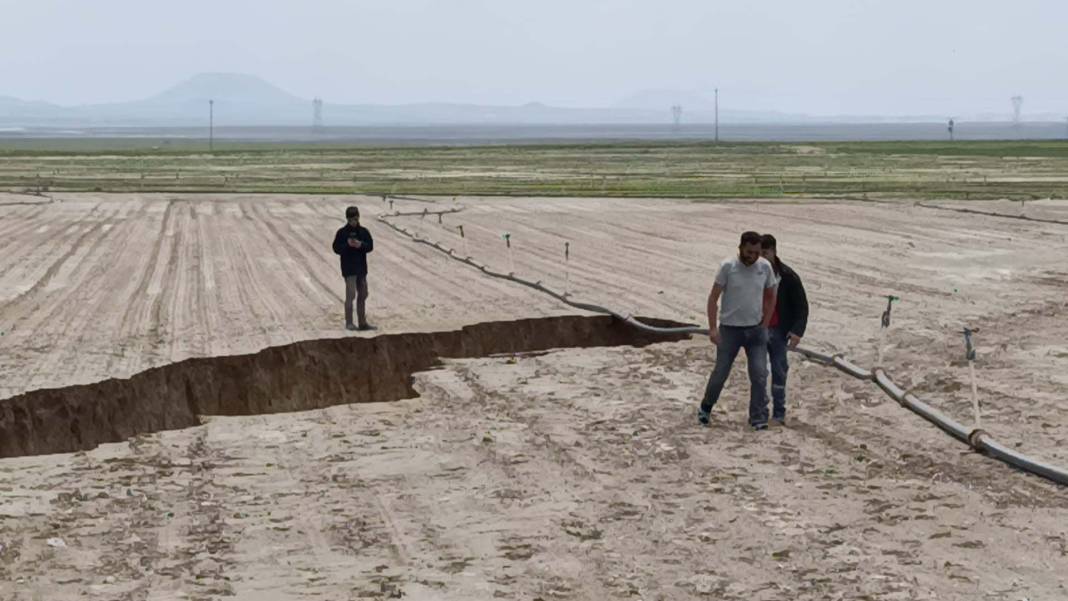 Konya’nın kurak ilçesinde toprak yarıldı! Yol ortadan ikiye ayrıldı 6